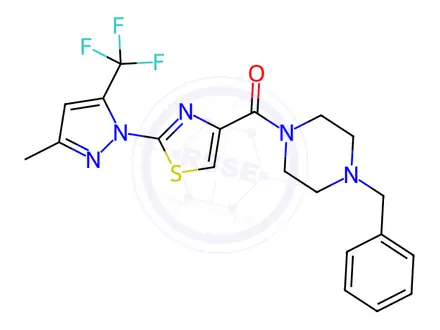 Chemical structure of (4-Benzylpiperazin-1-yl)(2-(3-methyl-5-(trifluoromethyl)-1H-pyrazol-1-yl)thiazol-4-yl)methanone