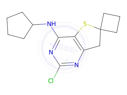 Chemical structure of 2'-Chloro-N-cyclopentyl-7'H-spiro[cyclobutane-1,6'-thieno[3,2-d]pyrimidin]-4'-amine